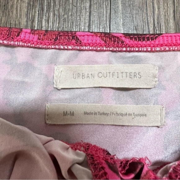 Women’s Urban Outfitters Pink Floral Crop Top Size M - Picture 3 of 8